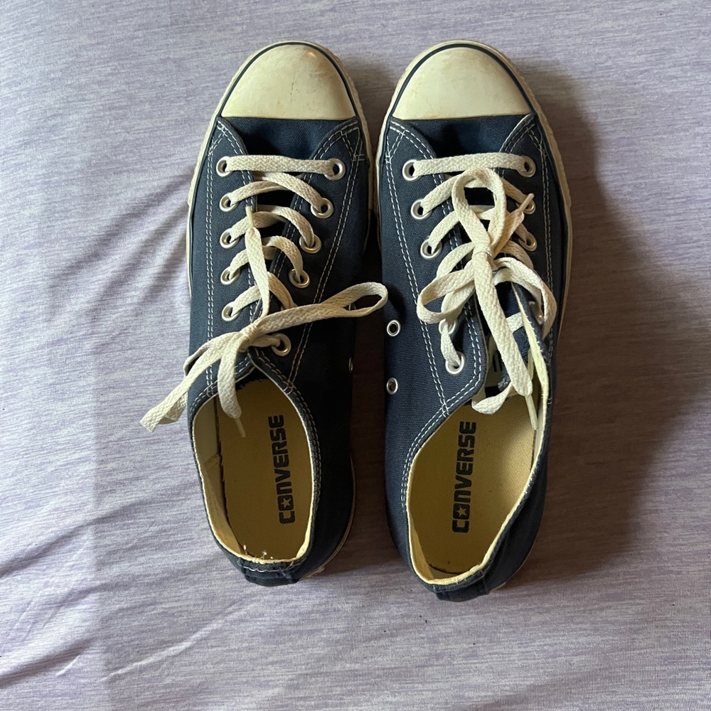 Vintage Converse Navy shoes. Men’s size 7.5 Women’s size 9.5